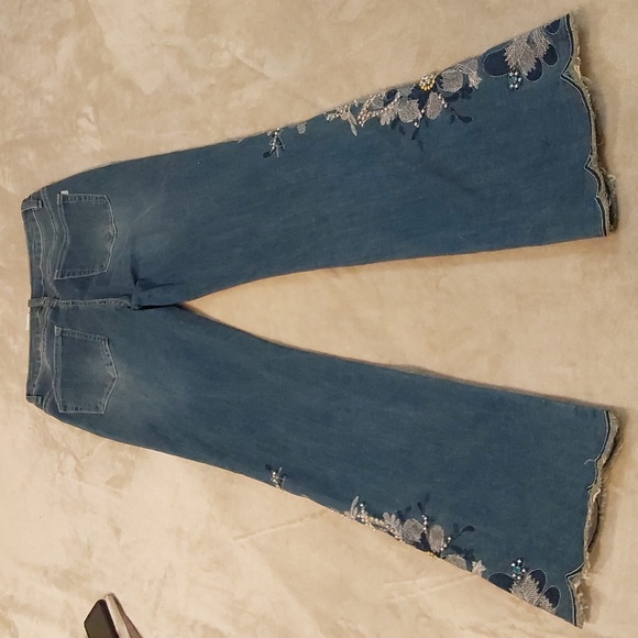 Floral embroidery, pearls, and rhinestone embellishments Flare Jeans Womens 30 - Picture 8 of 14